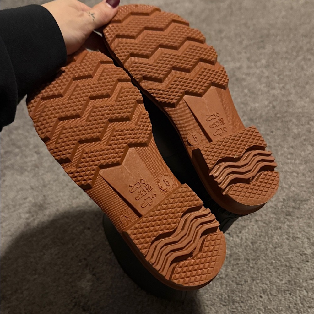 Kid’s size 5 rain boots - Picture 4 of 5